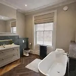 Dom wakacyjny Centre Wonderful Georgian Townhouse *