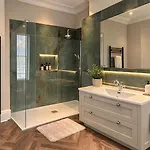 Centre Wonderful Georgian Townhouse Dom wakacyjny